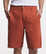 Bermuda de sarga color blanco, de corte recto y diseño básico con bolsillos laterales y traseros.