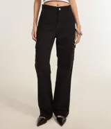 Pantalón de sarga color blanco roto, de corte recto y tiro alto, con bolsillos cargo laterales con solapa.