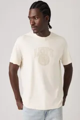Remera Levi's de corte relajado, color blanco, con cuello redondo, manga corta y logotipo texturizado en el pecho.