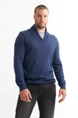 Sweater azul con cuello solapado y mangas largas.
