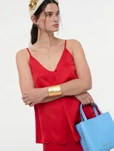 Top de tirantes finos con escote en V, confeccionado en viscosa con acabado satinado.