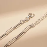 Pulsera de cadena de eslabones rectangulares alargados, estilo paperclip, fabricada en plata 925. Cuenta con un cierre ajustable mediante cadena de alargue.