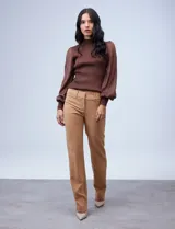 Pantalón de vestir negro, marca Zac & Rachel, con pretina con broches internos y cierre. Delantera y trasera con bolsillos.