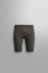 Mallas cortas de running confeccionadas en tejido técnico elástico, con cintura elástica ajustable mediante cordón interior y bajo con aplicación de silicona antideslizante. Presenta detalle de logo estampado en la pernera.