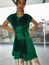 Vestido fucsia con estampado abstracto en tonos borgoña, corte midi, sin mangas, con escote en la espalda y lazo en la cintura.