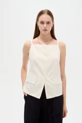 Top de viscosa color blanco con tirantes finos, cuello a la base y cierre frontal con botones. Presenta bolsillos appliqués con solapa en la parte inferior y diseño al cuerpo.