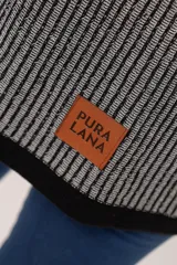 Sweater de punto con cuello redondo y mangas largas. Diseño a rayas verticales en tonos gris y negro.