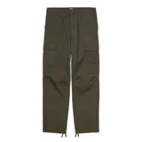 Pantalón cargo Carhartt de corte regular y talle bajo, confeccionado en tejido ripstop de algodón. Presenta doble capa en las rodillas, bolsillos laterales tipo cargo y cordones ajustables en los puños.