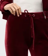 Pantalón de jogging de corte recto confeccionado en plush, con cintura elástica ajustable mediante cordón. Presenta un diseño minimalista y cómodo, ideal para uso diario.