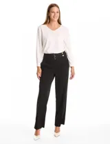 Pantalón de vestir color marrón, de corte wide leg y tiro alto. Presenta una cintura ancha con detalles de hebillas y botones decorativos en tono dorado, además de bolsillos laterales funcionales.