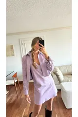 Minivestido lila con cuello halter y espalda descubierta.