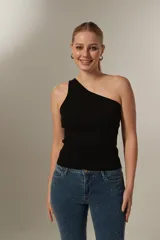 Top sin mangas de tejido liso, corte al cuerpo, con escote asimétrico de un solo hombro.