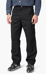 Pantalón de trabajo de corte recto y relajado, confeccionado en sarga Denison. Presenta doble capa de refuerzo en las rodillas, bolsillos utilitarios para herramientas, presilla para martillo y costuras reforzadas en zonas de alta tensión.