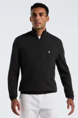 Sweater de punto con medio cierre frontal, cuello alto y mangas largas. Presenta el logo de la marca bordado en el pecho y puños y ruedo acanalados.