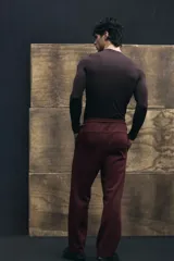 Pantalón de jogging de corte estándar confeccionado en tejido de punto pesado, con cintura elástica ajustable mediante cordón, bolsillos laterales y diseño de pierna recta.