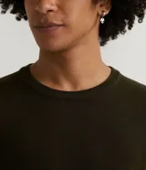 Buzo negro de algodón con cuello redondo y mangas largas.