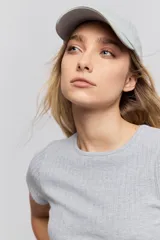 Remera de manga corta confeccionada en tejido de rib, con cuello redondo y ajuste al cuerpo.