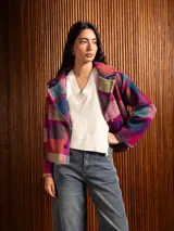 Chaquetón corto de lana con diseño de cuadros en tonos tierra y borravino, con solapas amplias y cierre frontal de botones.