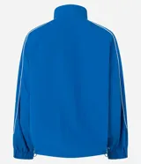 Campera deportiva Get Over de microfibra color azul, con diseño oversized, gola alta, cierre frontal y detalles de líneas en contraste. Cuenta con bolsillos frontales, puños elastizados y dobladillo con cordón ajustable.