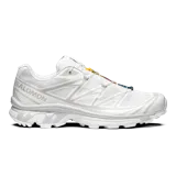 Championes Salomon modelo XT-6, de color blanco con detalles en gris y toques de color en los cordones, diseñados para trekking y uso urbano con gran amortiguación.