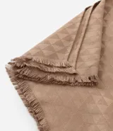 Pañuelo negro de satén con textura sutil en patrón geométrico (posiblemente monograma o rombos) y bordes deshilachados.