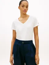 Remera básica de manga corta y cuello en V de la marca Tommy Hilfiger, confeccionada en mezcla de lino y algodón. Presenta un discreto logo bordado en la manga.