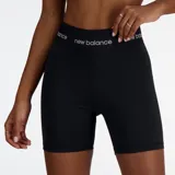 Short deportivo negro de tiro alto, con cintura ancha elástica con logo New Balance.