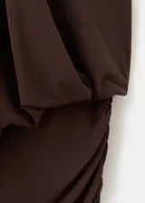 Vestido corto marrón con cuello halter y detalle drapeado en el torso, falda ajustada con fruncidos y diseño sin mangas.