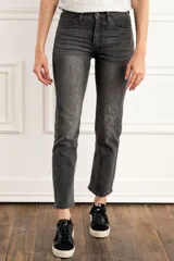 Pantalón de jean gris oscuro, de corte recto y tiro medio.