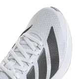 Championes de running Adidas Duramo Rc2, color blanco con las tres tiras características en gris oscuro y suela gris.