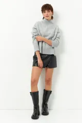 Polera de tejido de punto color bordó, con cuello alto, manga larga y costura vertical central en el frente.