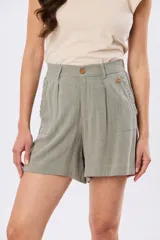 Short de viscolino color beige, con media cintura elastizada, bolsillos amplios y detalle de volado en los laterales.