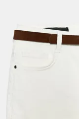 Jeans blancos wide leg cropped de tiro alto, con diseño de cinco bolsillos y pernera ancha y corta. Incluye un cinturón fino de color marrón oscuro con hebilla metálica y cuenta con cierre frontal de cremallera y botón metálico.