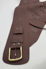Faja ancha de cuero vacuno color marrón, con diseño calado geométrico y floral, y hebilla metálica en tono bronce envejecido.