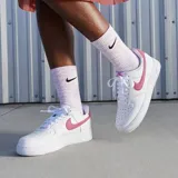 Championes Nike Air Force 1 '07, de diseño clásico con base blanca y detalles en color rosa texturizado en el logo lateral y el talón.