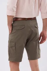 Bermuda cargo de gabardina en color gris oscuro, corte recto, con bolsillos laterales con solapa y cierre de botones y cremallera.