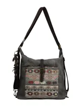 Cartera hobo convertible en mochila, color gris, con un bolsillo frontal de diseño patchwork floral y geométrico. Incluye un llavero con dijes y borlas. Tiene cierre cremallera en el compartimento principal, bolsillo delantero con cierre y broche magnético, bolsillo trasero con cierre y bolsillo interior con cierre. La correa es ajustable y desmontable.
