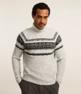 Suéter de punto color gris claro melange con cuello alto y mangas largas, con diseño de textura jacquard y franjas horizontales estampadas con motivos étnicos en tonos negros y grises.
