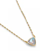 Colgante dorado con cadena de eslabones y dije triangular con cristal multicolor.