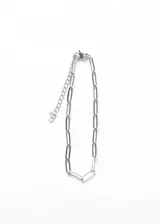 Pulsera de eslabones ovalados alargados tipo forcet, confeccionada en acero quirúrgico 316L con acabado plateado brillante. Incluye una cadena de extensión para ajuste personalizado.