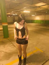 Top negro con breteles finos, escote en forma de corazón y detalle de abertura en el abdomen. Incluye un cinturón de cadena plateada.