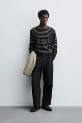 Jersey de corte relajado confeccionado en hilatura con mezcla de lana y cashmere. Presenta diseño de rayas horizontales, cuello redondo y manga larga con acabados en rib.