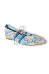 Ballerinas trenzadas en tonos ocre y azul, con diseño de punta cerrada y cordones decorativos en el empeine. Presentan detalles en gamuza azul y suela plana con cuña interna.