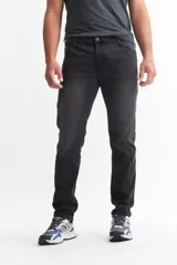 Pantalón de jean azul de corte slim, tiro alto y largo hasta el tobillo.