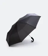 Paraguas plegable de color negro, con estructura metálica y mango curvo de plástico negro.