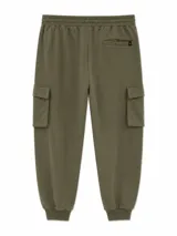Pantalón jogger cargo negro con cintura elástica ajustable con cordón, bolsillos laterales y bolsillos cargo en las piernas.