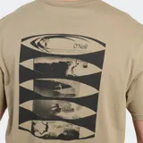 Remera de manga corta color blanco, con cuello redondo y pequeño logo circular estampado en el pecho.