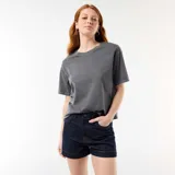Short de jean azul oscuro, de tiro alto, con detalles trenzados en los bolsillos delanteros y vuelta en el ruedo.