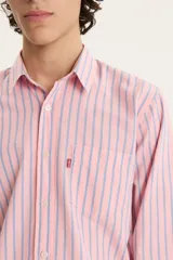 Camisa de manga larga Levi's con rayas verticales rosas y grises, cuello clásico, cierre con botones y bolsillo en el pecho.