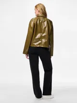 Campera corta de estilo moderno con acabado engomado brillante, cuello camisero, cierre frontal con botones a presión ocultos y bolsillos laterales.